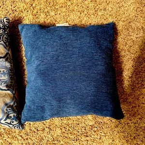 2 Throw Pillows